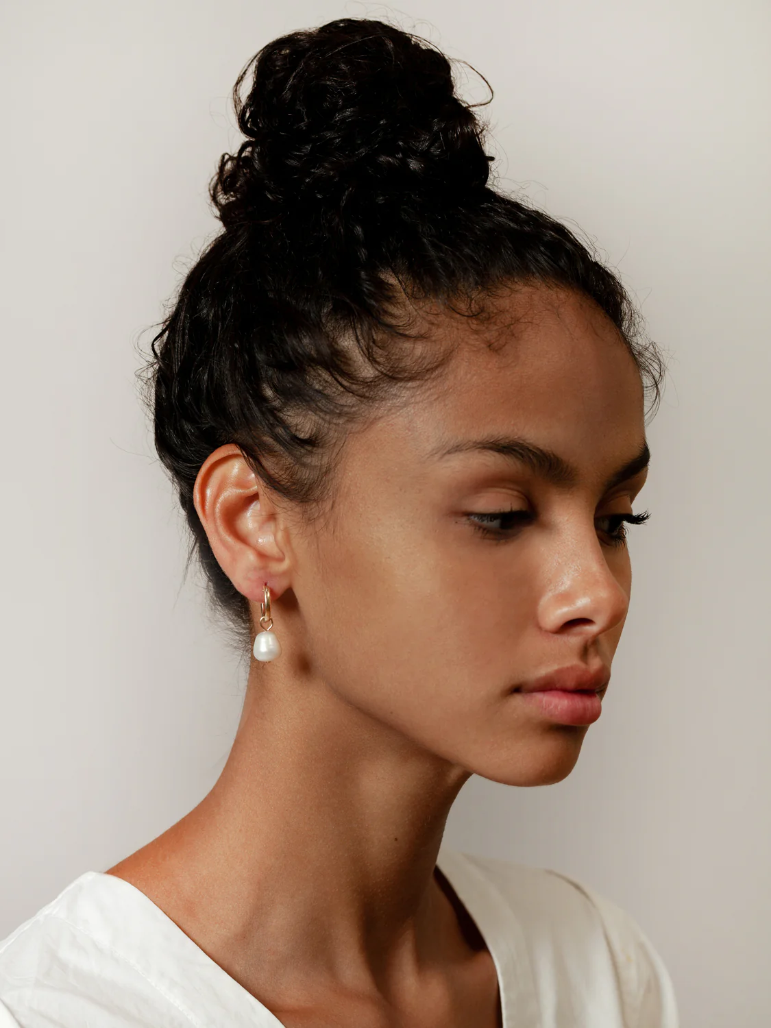 PEARL HOOP EARRINGS GOLD - Image 4
