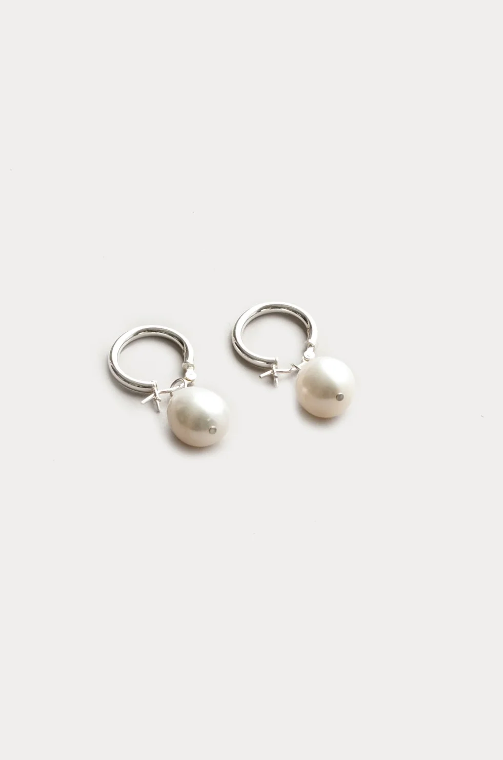 PEARL HOOP EARRINGS GOLD - Image 5
