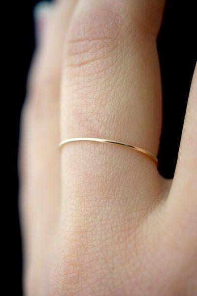 SMOOTH THIN STACKING RING GOLD - Image 3
