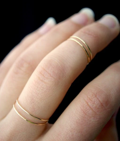 SMOOTH THIN STACKING RING GOLD - Image 4