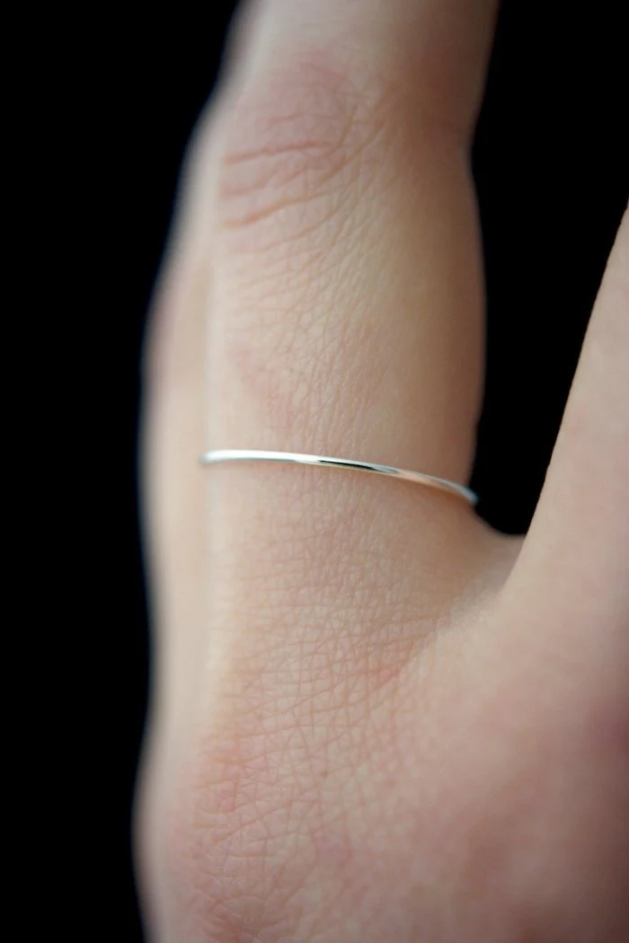 SMOOTH THIN STACKING RING GOLD - Image 6